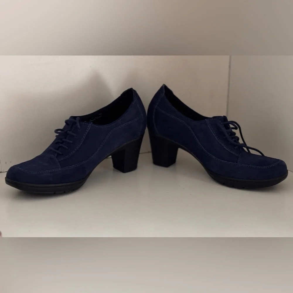 Clark’s Bendable’s Navy Blue faux suede heeled oxfords 8 - Picture 3 of 11